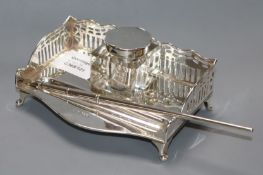 An Edwardian silver inkstand, Sheffield, 1902 (associated lid), together with a silver dip pen,