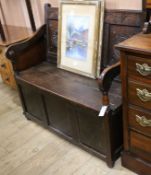 An oak settle, late 18th/19th century, with hinged lid W.107cm