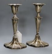 A pair of late Victorian silver candlesticks, Hawksworth, Eyre & Co, Sheffield, 1899, weighted, 18.