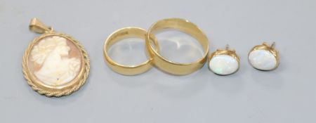 Two 18ct gold wedding bands, 7.8g, a 9ct gold-mounted cameo pendant and a pair of 9ct gold and