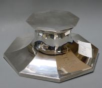 A George V silver octagonal inkwell by Mappin & Webb, 15.3cm.