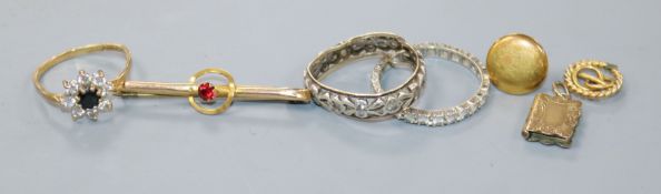 Three assorted rings including one 9ct gold, one 9ct and one a.f., a 9ct bar brooch and three