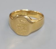 An 18ct gold signet ring, engraved with crest, size O.