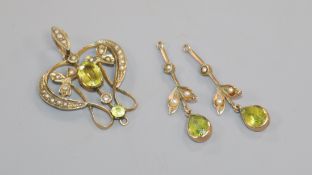 An Edwardian Art Nouveau 9ct gold, peridot and seed pearl pendant and a pair of similar earrings.