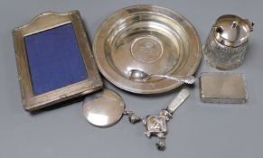 A George V engine turned silver snuff box, an Edwardian silver circular vesta case and five other