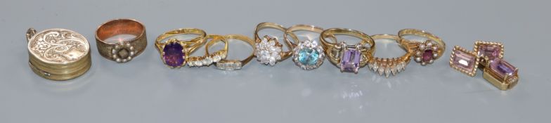 A George III mourning ring(a.f.), eight assorted dress rings including three 9ct, one 14k, one