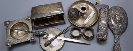Mixed silver items including a pair of novelty silver 'castle turret' salts, London, 1891 and a
