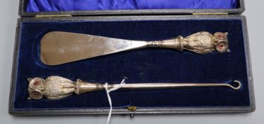 A cased Edwardian silver mounted 'owl' buttonhook and shoehorn, Crisford & Norris, Birmingham,