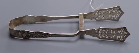 A pair of Edwardian silver King's pattern asparagus serving tongs Walker & Hall, Sheffield, 1905,