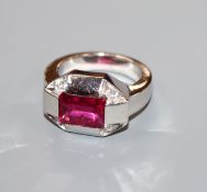 A stylish 750 white metal, pink tourmaline and diamond set five stone dress ring, size N.