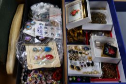 A quantity of assorted costume jewellery.