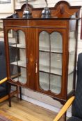 An Edwardian inlaid mahogany display cabinet W.114cm