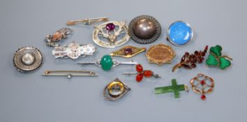 A small quantity of jewellery to include a Victorian 9ct gold Mizpah brooch, silver and other