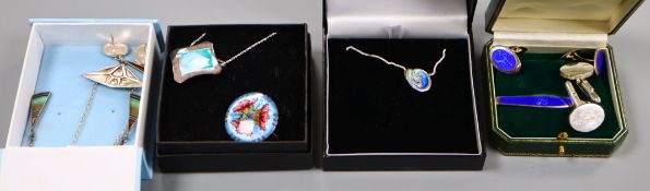 A pair of silver cufflinks and other 925 and enamel jewellery.