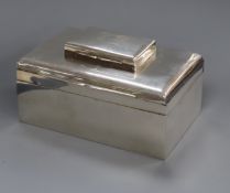 An Edwardian silver combination cigarette box/vesta case/snuff box?, London, 1907, 14.8cm.