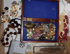 Assorted costume jewellery.