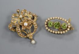 An Edwardian 15ct and seed pearl set pendant brooch and a similar 15ct peridot and seed pearl