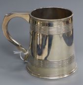 A George V silver mug with reeded bands, Elkington & Co, Birmingham, 1913, 11.2cm, 11 oz.