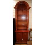 A pair of cupboards W.90cm