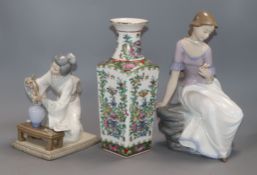 Two Nao figures and a Chinese vase