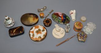A horn magnifyer and snuff box, carved ivory birds, treen, two pencils, box, compacts, etc.