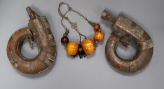 A faux amber necklace and two powder flasks