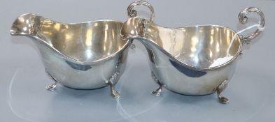 A pair of George V silver sauce boats, Walker & Hall, Sheffield, 1923, 9.5 oz.