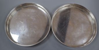A pair of modern Irish silver circular shallow dishes, George Bellew & Sons Ltd, Dublin, 1975, 22.