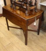 A George III mahogany butterfly topped Pembroke table W.87cm