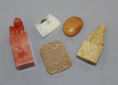 A Chinese soapstone, jade and agate carvings (5)