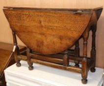 An 18th century oak gateleg table W.105cm