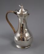An Edwardian silver hot water jug, Charles Edwards, London, 1909, 21.5cm, gross 10.5 oz.