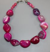 A white metal and pink quartz/agate pebble necklace, 50cm