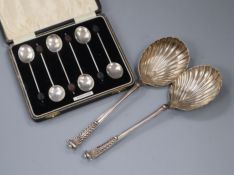 A pair of Edwardian silver shell bowl serving spoons, London, 1909 and a cased set of silver bean