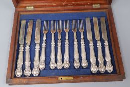 A cased silver handled dessert eaters