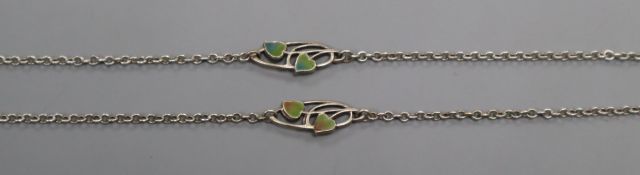 An Art Nouveau-style 800 white metal and stylised enamel leaf guard chain, 117cm