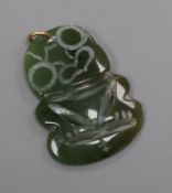 A carved jade pendant, 41mm.