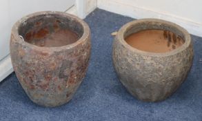 Two garden pots W. 24 and 25cm