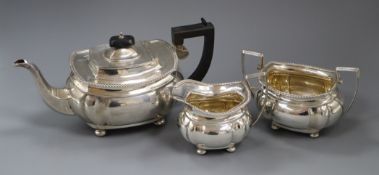 A George V silver three piece tea set, with gadroon moulded edges, Nathan & Hayes, Chester, 1913/