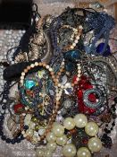 Mixed costume jewellery.