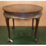 A 1920's circular mahogany centre table, on ball and claw feet Diameter 98cm