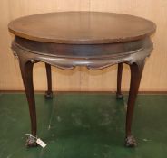 A 1920's circular mahogany centre table, on ball and claw feet Diameter 98cm