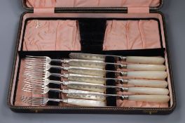 An Edwardian cased set of six mother of pearl handled silver dessert eaters, Goldsmiths &