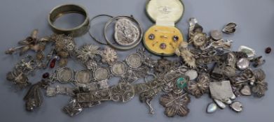 A quantity of assorted white metal jewellery.