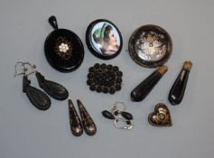 Four tortoiseshell pique items of jewellery (a.f.) including heart brooch and other jewellery