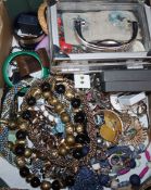 Assorted costume jewellery.