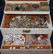 A quantity of assorted costume jewellery.