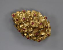 An Italian 18k yellow metal and ruby set stylised leaf brooch, 41mm,.