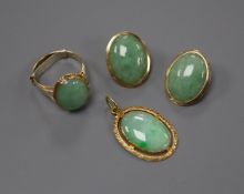 A 14k yellow metal and jade ring, a pair of similar ear clips and a Chinese yellow metal and jade