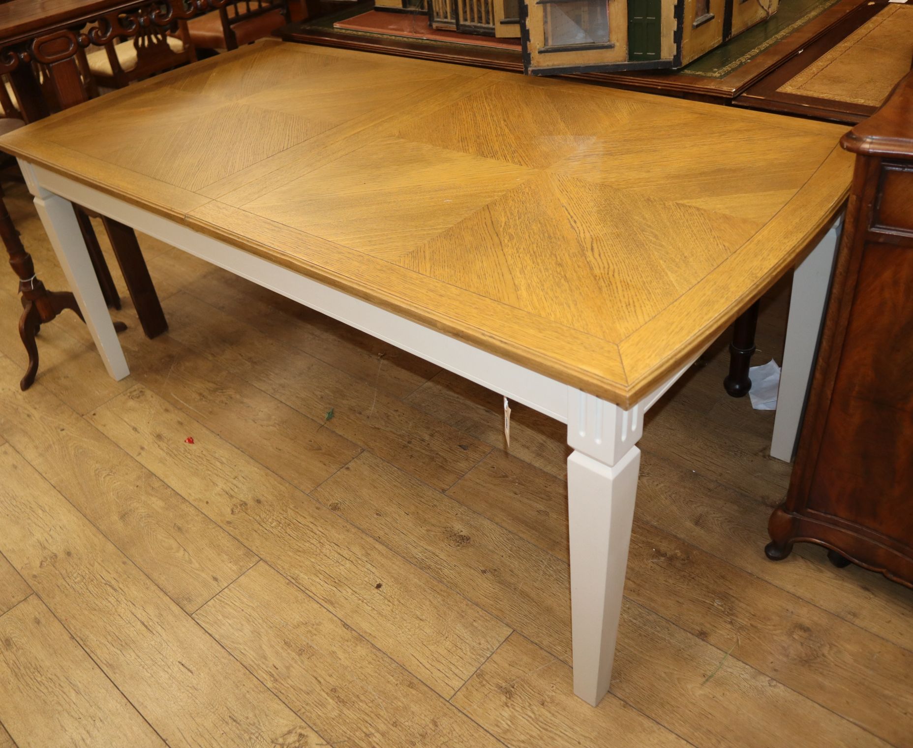 A modern oak extending dining table 185cm (closed)